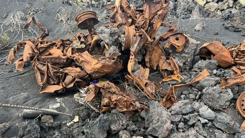 Estructuras metlicas y vehculos quedaron destrozados por la lava.