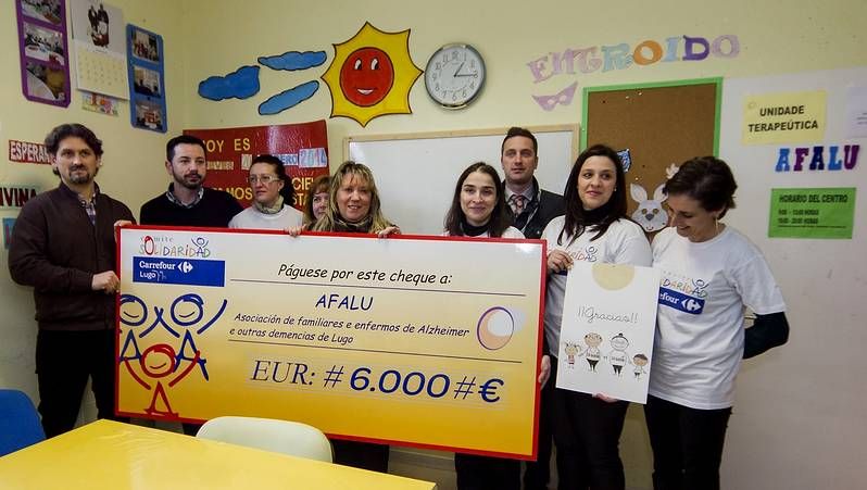 Rub�n y Anthony pugnan por un bal�n en el partido de ida en el Hermanos Somoza.