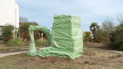 El proyecto del parque naci en los talleres Nenoarquitectura que dirige Fermn Blanco desde el 2010 en la Fundacin Seoane. El da que empez la obra, hace dos semanas, la empresa Arce envolvi la excavadora en papel de regalo para sorprender a los nios, incrdulos despus de varios aplazamientos.