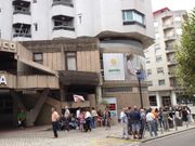 Huelguistas concentrados en la entrada del hospital Povisa esta ma�ana