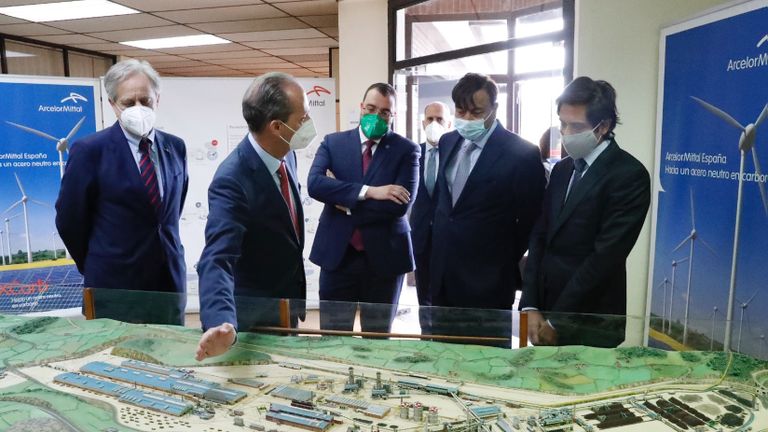 El presidente de ArcelorMittal España, José Manuel Arias; el consejero delegado de Asturias Clúster, Oswaldo Suárez ; el presidente del Principado de Asturias, Adrián Barbón; el presidente de ArcelorMittal, Laksmi Mittal y el consejero delegado de ArcelorMittal, Aditya Mittal en la presentación de los planes de la multinacional
