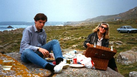 Alfonso Rueda y su madre Lola de picnic en Oia, en una foto tomada por su padre.