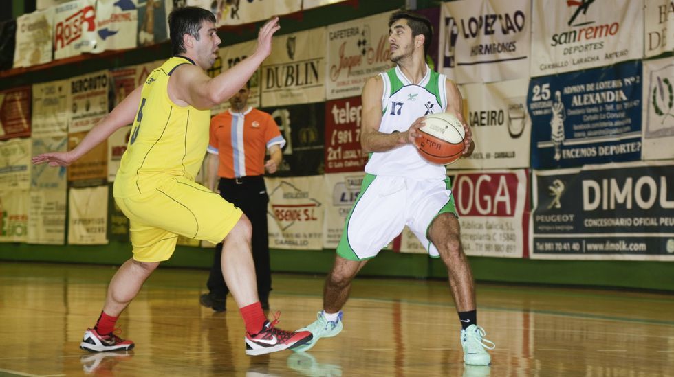 Trabajadores del CAPD de Sarria mostrando sus reivindicaciones