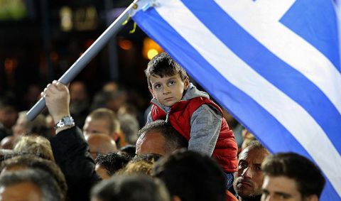 Sobre los hombros de su padre, un nio asiste en la isla de Creta a uno de los mtines que se celebraron en Grecia durante la campaa. 