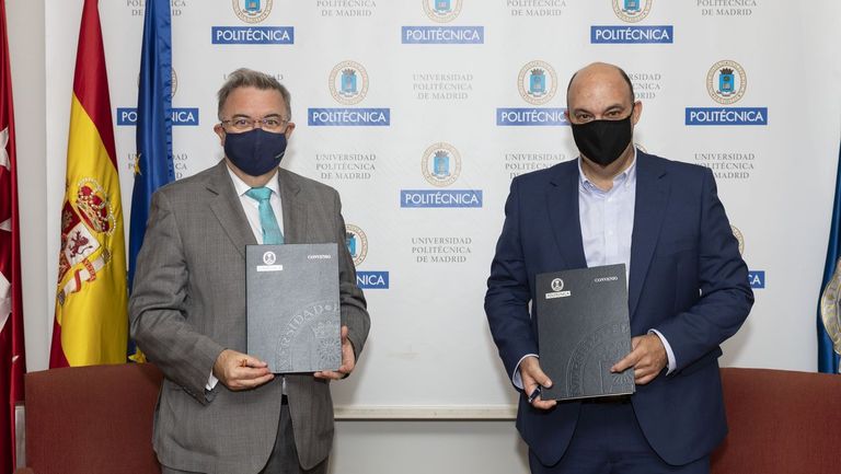 Guillermo Cisneros, rector de la UPM, y Rafael Herranz, director general de Lenovo DCG, en la firma del acuerdo