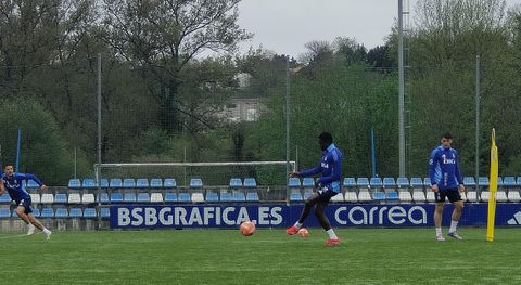 Yaya Yakubu realiza un pase en el entrenamiento del Real Oviedo