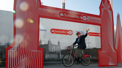 El alcalde Boris Johnson montado en bicicleta en el nuevo patrocinador de la London Cyde Hire. 