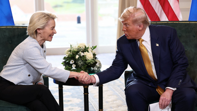 Ursula von der Leyen durante un encuentro con Donald Trump en Europa.