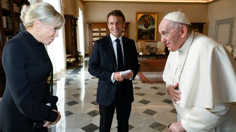 El presidente de Francia, Emmanuel Macron, acompañado de su esposa Brigitte, hoy en el Vaticano. El primer mandatario galo mantuvo un encuentro con el papa Francisco que se extendió durante casi una hora.