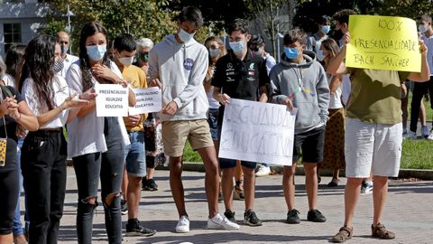 Protesta de familias y alumnos del IES Snchez Cantn de Pontevedra contra las clases semipresenciales en bachillerato