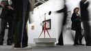 Ajetreo de visitantes de la feria Arco en torno a una de las emblemáticas piezas móvilesa del escultor estadounidense Alexander Calder