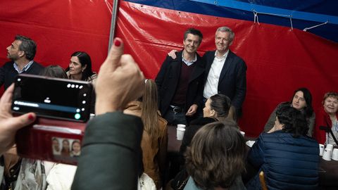 El presidente de la Xunta, Alfonso Rueda, con el candidato de su partido a la alcalda, Borja Verea, en los puestos de pulpo de la Alameda de Santiago