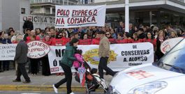 Trabajadoras, con petos rojos, familiares y vecinos y vecinas se sumaron a la protesta en Viveiro, que se prolong una hora. 