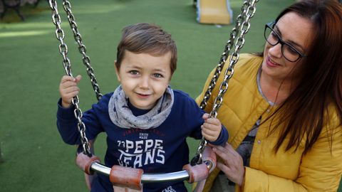 Tiago, un niño de Porto do Son, fue el primer paciente en España en recibir la primera terapia para la atrofia muscular espinal