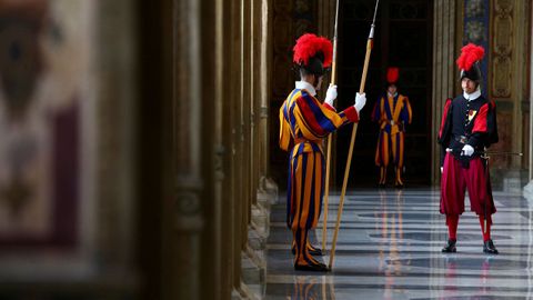 Guardias suizos hacen guardia en el Vaticano