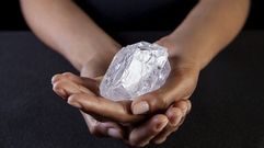 El  histrico diamante Lesedi la Rona, de 1.109 quilates, que ser subastado en Sobethy's en Londres, Reino Unido, el prximo 29 de junio. El diamante fue descubierto en noviembre de 2015 en Botsuana y podra llegar a venderse por 70 millones de dlares. 