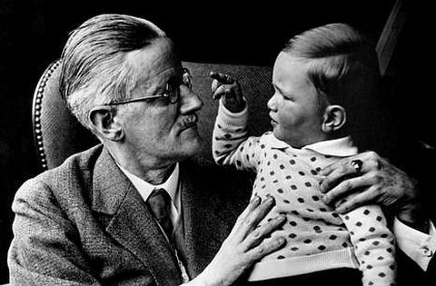James Joyce, en 1934, xogando co seu neto Stephen James.