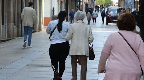 Personas paseando por la calle Real de Ferrol.