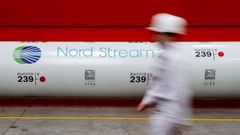 El logotipo del gasoducto Nord Stream 2, en una   planta de laminacin de tuberas de Chelyabinsk, en Chelyabinsk, Rusia