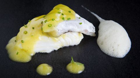 Lomo de merluza con kokotxas, aire de café y cayena fresca, que fue el plato que se sirvió en el «menú impagable».