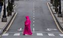  Una mujer camina por la avenida de Pumarín de Oviedo durante el trigésimo sexto día de confinamiento del primer estado de alarma

