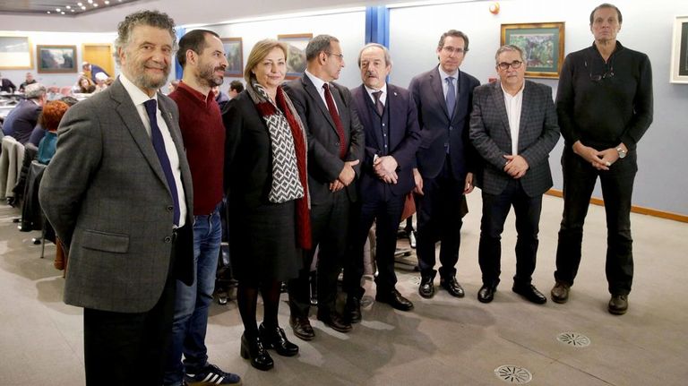 El consejero de Infraestructuras, Ordenación del Territorio y Medio Ambiente, Fernando Lastra (6i), y representantes municipales de los Ayuntamientos de Oviedo, Gijón, Aviles, Siero, Langreo y Mieres al inicio de la reunión para avanzar en el diseño del área metropolitana