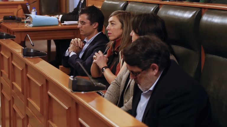 María Baleato, la número 2 del PP, en un pleno, al lado del portavoz, Borja Verea