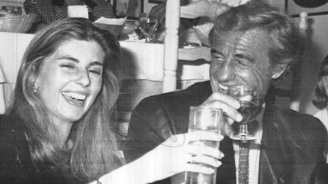 Chvarri, en 1986, durante una cena en Madrid junto al actor Jean Paul Belmondo