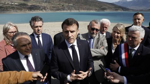 Macron se trasladó a la localidad alpina de Savines le Lac, donde visitó un pantano que refleja los efectos de la sequía.