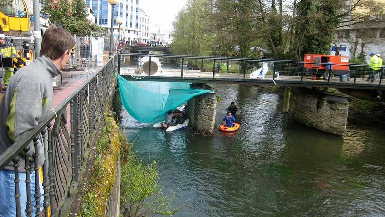 Los miembros de la Plataforma Sarriana polo R�o se ataron a los pilates de la pasarela ante un nutrido grupo de curiosos