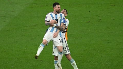 ngel Di Mara y Leo Messi.ngel Di Mara abraza a Leo Messi