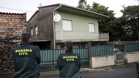 Agentes de la Guardia Civil realizan un registro en una vivienda de Taragoña, en Rianxo