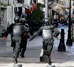 Antidisturbios intentan frenar una protesta contra el Gobierno en la capital tunecina.