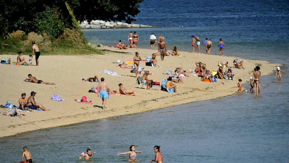 Gente ba��ndose en la playa de Caranza, donde se ha prohibido el ba�o