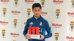 Alberto Reina, con el premio a mejor jugador del mes de febrero en el Real Oviedo