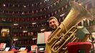 Miguel Franqueiro coa súa tuba no Teatro alla Scala de Milán, con cuxa orquestra filharmónica está colaborando na actualidade