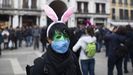 Un turista asiatico este domingo con una mascarilla en Venecia