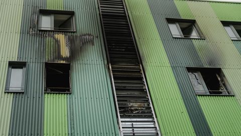 Fachada posterior con la ventana (izquierda) de la vivienda siniestrada en Ourense y otras afectadas por humo.