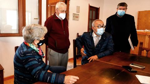 De izquierda a derecha, Bríxida Pino, presidenta de los comuneros de Burela; un miembro de la junta rectora; el consejero delegado de Euroarce, José Manuel Saldaña y el alcalde de Burela, Alfredo Llano. La firma tuvo lugar en el área recreativa del Monte Castelo
