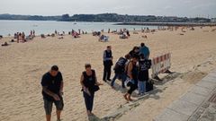 Limpieza de la playa de Oza por parte de pacientes del Hospital de Da de Psiquiatra de Oza