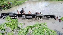 Supervivientes del accidente de Bangladés abandonan el autobús siniestrado.