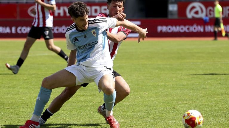 El Compostela está obligado a puntuar para no dejarle el camino libre al Arousa