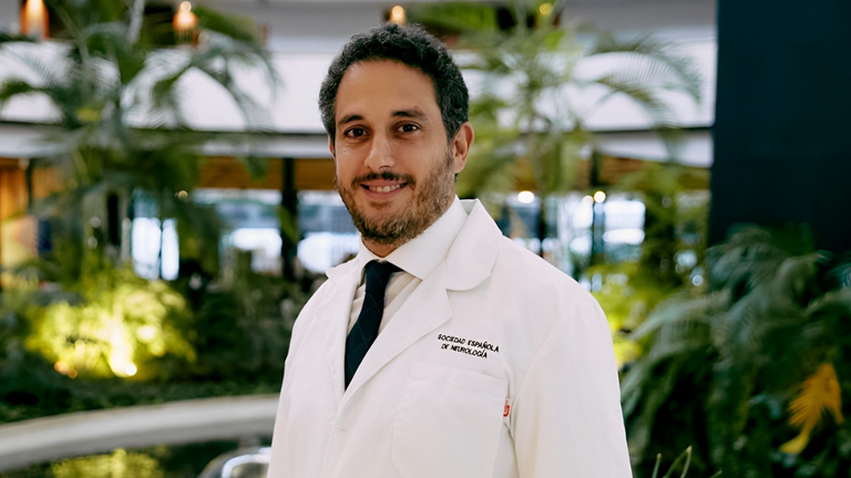 Álvaro Sánchez, neurólogo: «Se estima que tardamos una media de dos años en diagnosticar una persona con párkinson»
