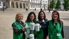 Varias voluntarias en el plaza de Armas, en Ferrol.