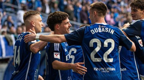 Los jugadores del Real Oviedo celebran uno de los goles al Burgos