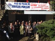 PSOE y BNG instalaron sendas pancartas contra el cierre de las oficinas