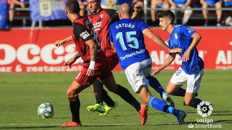 Ortuño y Riki pugnan por un balón