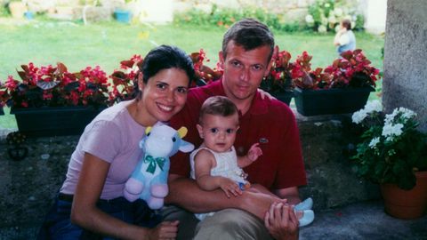 Foto del 2003, en Silleda, en el pazo familiar de Bandeira, con su mujer Marta Coloret y su hija Beatriz.