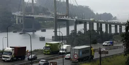 Atasco de tráfico en el puente de Rande y la autopista AP-9 en sentido a Vigo con cientos de coches atrapados en hora punta
