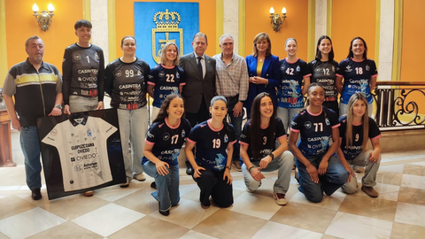 Las jugadoras del Lobas Global Atac, recibidas por el alcalde de Oviedo, Alfredo Canteli, y la concejala de Deportes, Concepci�n M�ndez